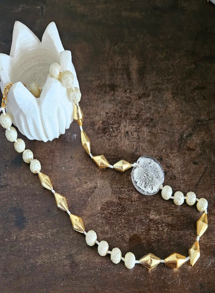 White & dolki gold necklace