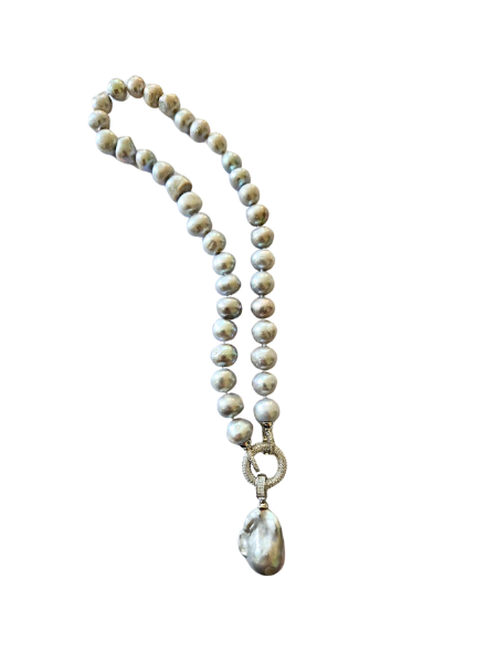 Baroque pearl necklace with pendant