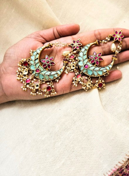 Earings Holding hand