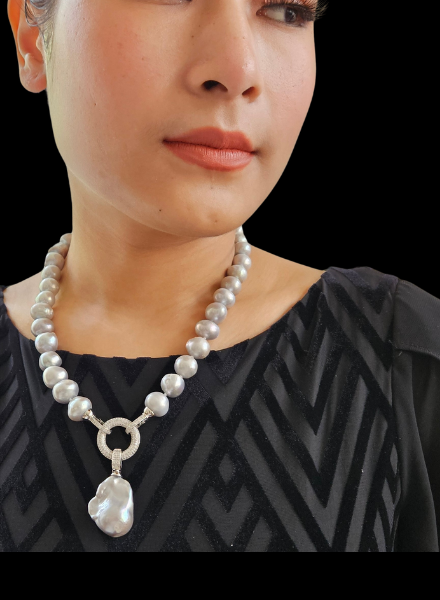 Baroque pearl necklace with pendant