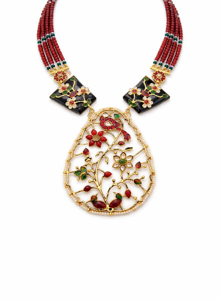 Decorative necklace with floral design 