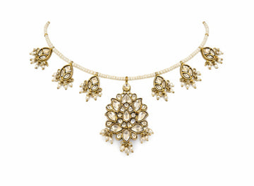 Gold necklace with floral design 