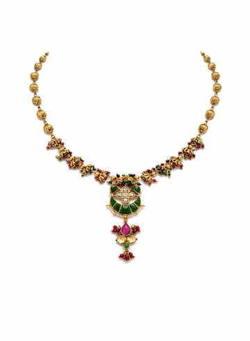 Decorative necklace with gold beads and gemstone pendant 