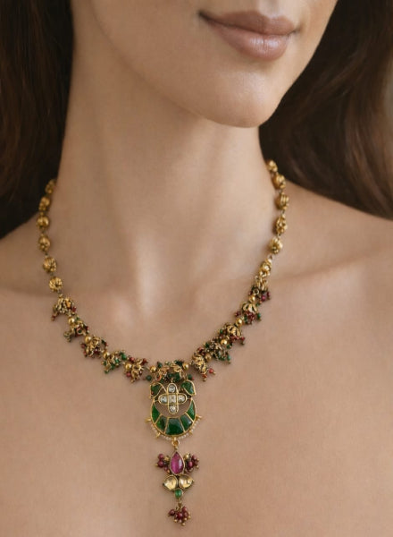 Festive short luster necklace