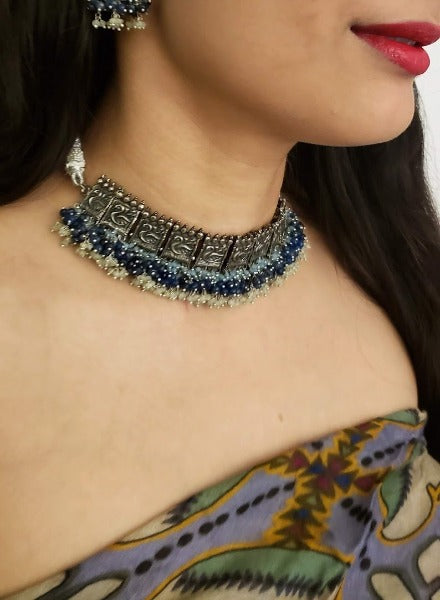 Silver tone lustre choker